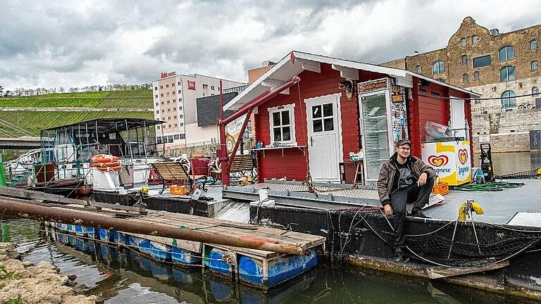Kapitän Max Wondrak muss sich noch gedulden: Die Fischbar zum Krebs liegt noch bis Ende April im Alten Hafen, erst dann werden die Schleusen wieder geöffnet. Kapitän Max Wondrak muss sich noch gedulden: Die Fischbar zum Krebs liegt noch bis Ende April im Alten Hafen, erst dann werden die Schleusen wieder geöffnet.