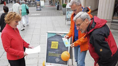 Beim Weltladentag wurde die Aufmerksamkeit auf Ungerechtigkeiten der internationalen Wirtschaftsordnung gelenkt. Foto: Weltladen - Beim Weltladentag wurde die Aufmerksamkeit auf Ungerechtigkeiten der internationalen Wirtschaftsordnung gelenkt. Foto: Weltladen Beim Weltladentag wurde die Aufmerksamkeit auf Ungerechtigkeiten der internationalen Wirtschaftsordnung gelenkt. Foto: Weltladen - Beim Weltladentag wurde die Aufmerksamkeit auf Ungerechtigkeiten der internationalen Wirtschaftsordnung gelenkt. Foto: Weltladen