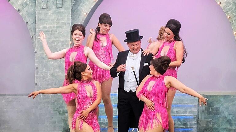 Volker Heißmann als Danilo bei der Arie „Jetzt geh ich in's Maxim“ mit den „Grisetten“ Annett, Babett, Dolo, Lorett, Lisett, Lolo. Volker Heißmann als Danilo bei der Arie „Jetzt geh ich in's Maxim“ mit den „Grisetten“ Annett, Babett, Dolo, Lorett, Lisett, Lolo.