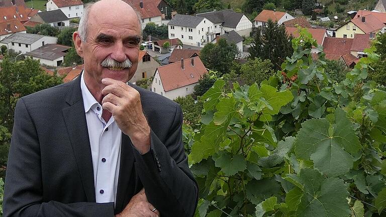 Artur Steinmann, Präsident des Fränkischen Weinbauverbandes, begleitete die Weinkönigin auf ihrer Tour. Er bescheinigte dem Abt-Degen-Weintal ein hohes Potenzial und freute sich, dass die zahlreichen Winzer die Region so nachhaltig prägen. Artur Steinmann, Präsident des Fränkischen Weinbauverbandes, begleitete die Weinkönigin auf ihrer Tour. Er bescheinigte dem Abt-Degen-Weintal ein hohes Potenzial und freute sich, dass die zahlreichen Winzer die Region so nachhaltig prägen.