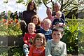 Familie Vetter aus Sylbach hat drei ukrainische Geflüchtete, eine Mutter (hinten links) mit ihren beiden Kindern (vorne), bei sich aufgenommen.