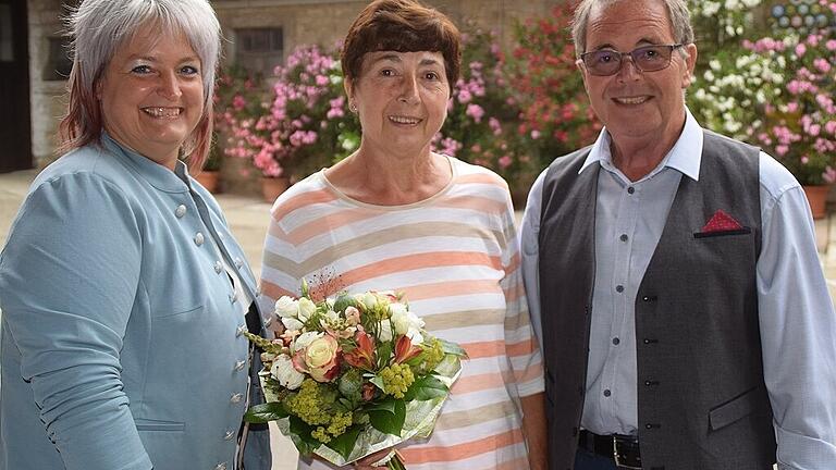 Bürgermeisterin Ruth Albrecht gratulierte Gudrun und Rudolf Müller zur goldenen Hochzeit. Bürgermeisterin Ruth Albrecht gratulierte Gudrun und Rudolf Müller zur goldenen Hochzeit.