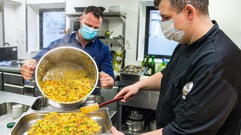 Egal ob in der Küche (wie hier im Hotel Ross, wo Küchenchef Martin Schmidt (links) und sein Koch Steffen Heilmann eine Paella zubereiten) oder im Service: Dem Hotel- und Gastgewerbe in Schweinfurt fehlt das Personal. Gegenüber 2019 sind derzeit 83 Prozent mehr Stellen offen.