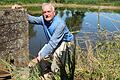 An diesem Teich bei Obervolkach liegt der Wasserspiegel 80 Zentimeter unter Normal. Eine kritische Situation für Peter Gerstner und den Fischzuchtbetrieb, denn vom nahen Volkach-Bach gibt es wegen der Trockenheit kein Wasser.