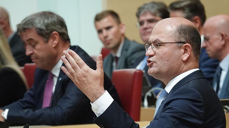 Plenarsitzung im Landtag.jpeg       -  Albert Füracker, Finanzminister von Bayern, spricht.
