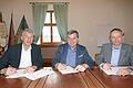 Gemeinsam in die Glasfaser-Zukunft: Matthias Metz von den Stadtwerken Hammelburg, der Arnsteiner Bürgermeister Franz-Josef Sauer und der Vertreter der ÜZ Mainfranken Christian Schraut unterzeichneten einen Kooperationsvertrag.