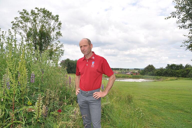 Bald öffnen die Mariendisteln ihre Blütenköpfe nachdem auf der Blühwiese die Lupinen abgeblüht sind, weiß Uwe Memmel. Bald öffnen die Mariendisteln ihre Blütenköpfe nachdem auf der Blühwiese die Lupinen abgeblüht sind, weiß Uwe Memmel.