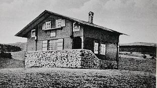 Die Kissinger Hütte nach der Verlegung des Eingangs im Jahr 1924.