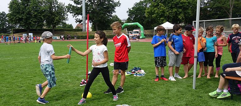 Die Stationen variierten vom einfachen Staffellauf über Hürdenlauf und Standweitsprung, bis hin zu Medizinball- und Zielwurfaufgaben. Die Stationen variierten vom einfachen Staffellauf über Hürdenlauf und Standweitsprung, bis hin zu Medizinball- und Zielwurfaufgaben.
