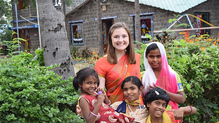 Sichtlich wohl fühlt sich Fiona Meyer als Betreuerin in einem Kinderheim in Indien. Die 18-jährige aus Reupelsdorf hilfft derzeit dort.