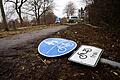 Schild       -  Ein umgeknicktes Verkehrsschild liegt auf dem Boden an der Unfallstelle (Symbolfoto).