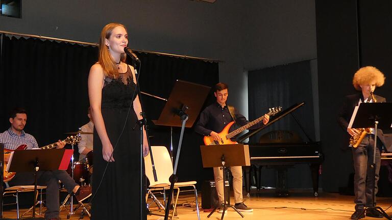 Jule Scheuring (links) und einige andere musikalische Schüler untermalten die Abschlussfeier. Jule Scheuring (links) und einige andere musikalische Schüler untermalten die Abschlussfeier.