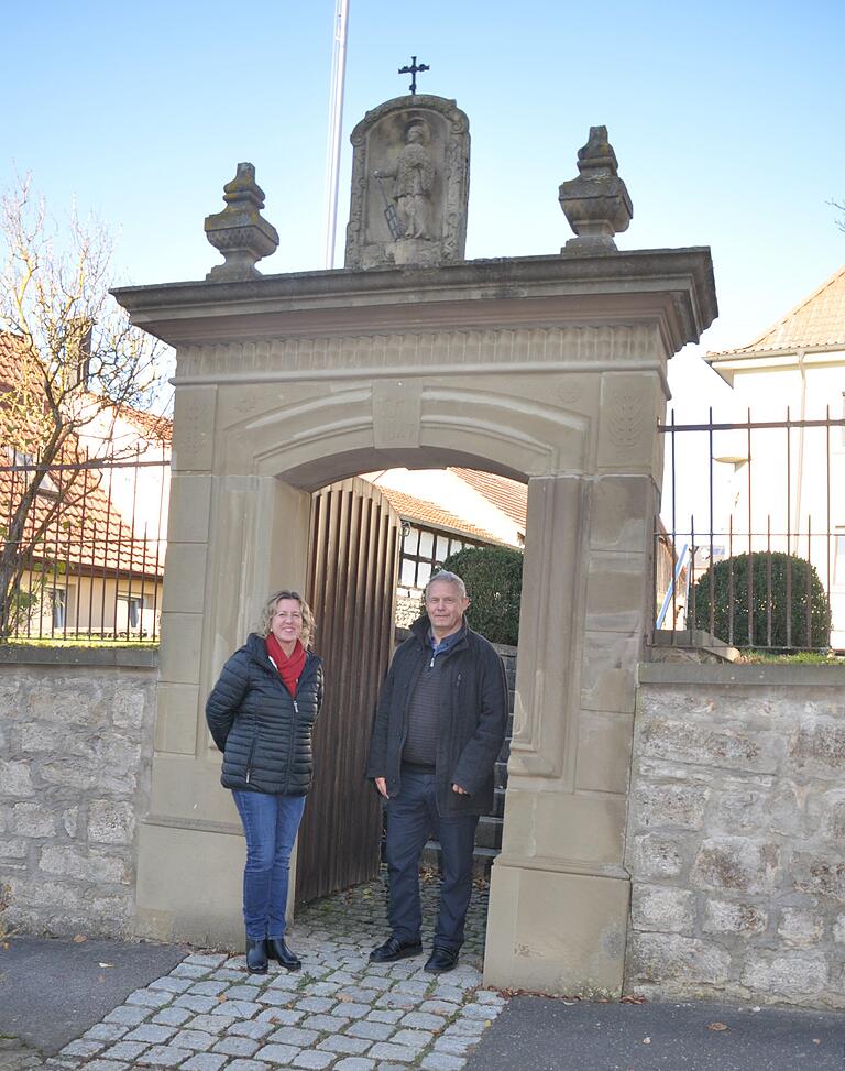 Diakon Georg Kirchner und Kirchenpflegerin Kerstin Spall an der Pforte zum Pfarrhof. Das imposante Portal krönt eine Statue des heiligen Laurentius, der Kirchenpatron Waldsachsens. Diakon Georg Kirchner und Kirchenpflegerin Kerstin Spall an der Pforte zum Pfarrhof. Das imposante Portal krönt eine Statue des heiligen Laurentius, der Kirchenpatron Waldsachsens.