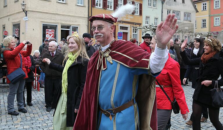 Bei zig Festen immer mit dabei: Peter Popp im Kostüm des historischen Gerolzhöfer Stadtgründers. Bei zig Festen immer mit dabei: Peter Popp im Kostüm des historischen Gerolzhöfer Stadtgründers.