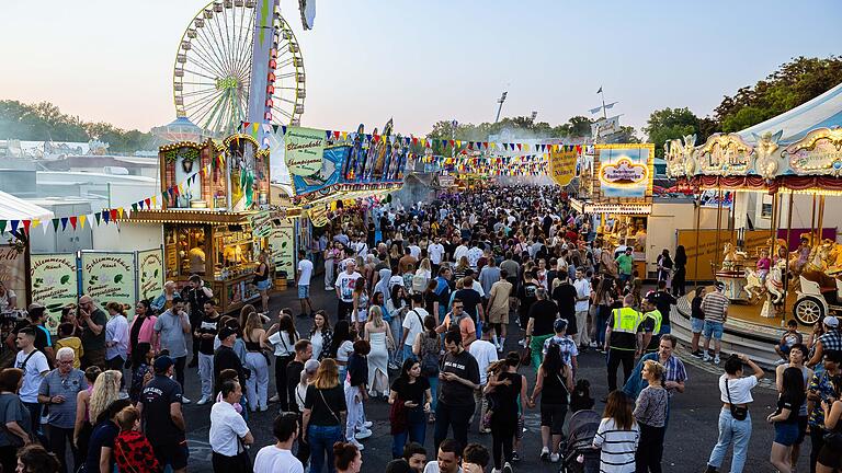 Impressionen vom Freitagabend am Schweinfurter Volksfest - die Menschen kamen haufenweise.