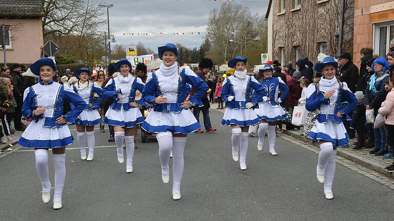 Auch in und um Kitzingen werden dieses Jahr wieder viele Veranstaltungen an Fasching geboten. Im Bild: Die Ippesheimer Damengarde bei einem Faschingsumzug 2023.