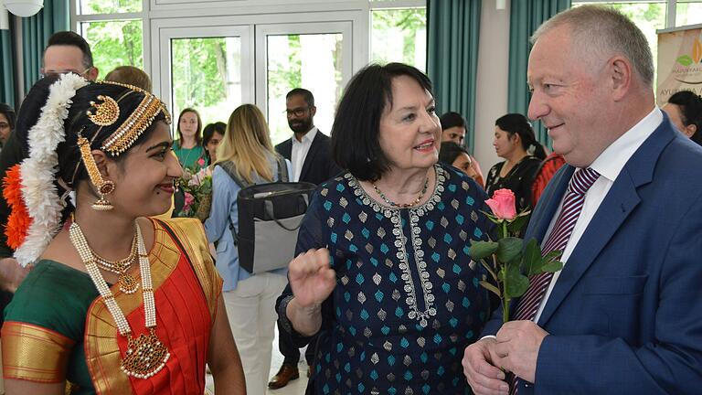 Zur Feier des 10. Geburtstags des Ayurveda-Zentrums Bad Bocklet führte Nihitha Jojo (links) einen indischen Tanz auf. Mit im Bild Ebba-Karina Sander und Landrat Thomas Bold. Zur Feier des 10. Geburtstags des Ayurveda-Zentrums Bad Bocklet führte Nihitha Jojo (links) einen indischen Tanz auf. Mit im Bild Ebba-Karina Sander und Landrat Thomas Bold.