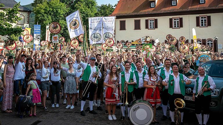 Großes Treffen der Keiler-Fanclubs am Lohrer Schlossplatz.