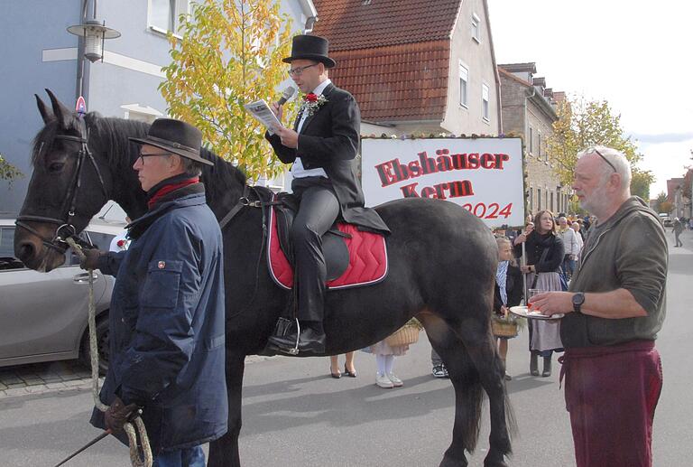 Vorreiter Thomas Günther hält hoch zu Ross das Ständerle auf Walfisch-Wirt Uwe Semmler (rechts).