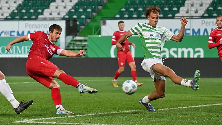 Rein damit: Benjamin Girth erzielt hier sein neuntes Saisontor für die Würzburger Kickers.