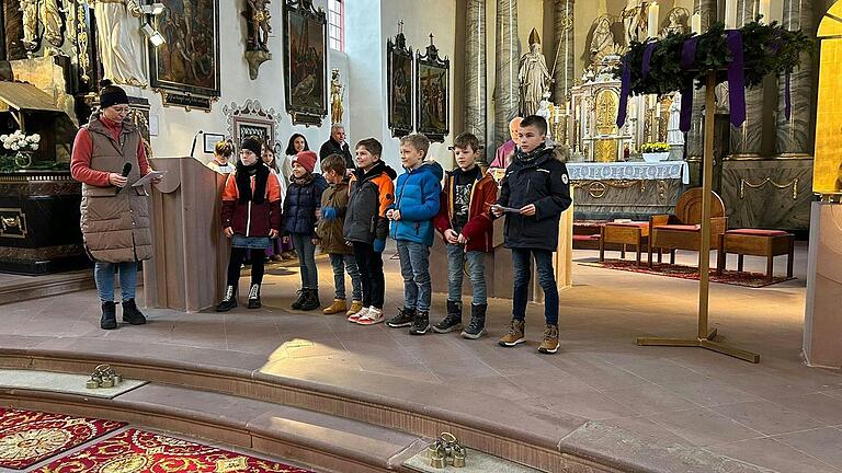 Auch die Kommunionkinder brachten sich im Gottesdienst ein. Auch die Kommunionkinder brachten sich im Gottesdienst ein.