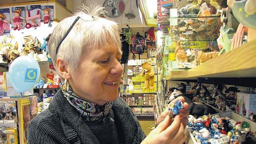 Tradition verpflichtet: Barbara Bauer mit Plastikschlümpfen, die es seit bald 50 Jahren gibt. Im Geschäft findet man neben Neuem viel Traditionelles.