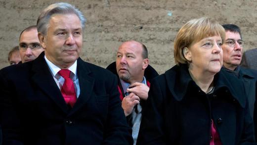 Klaus Wowereit und Angela Merkel - Berlins Regierender Bürgermeister Wowereit und Bundeskanzlerin Merkel bei der Gedenkfeier in der Hauptstadt. Foto: Soeren Stache Klaus Wowereit und Angela Merkel - Berlins Regierender Bürgermeister Wowereit und Bundeskanzlerin Merkel bei der Gedenkfeier in der Hauptstadt. Foto: Soeren Stache