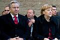 Klaus Wowereit und Angela Merkel       -  Berlins Regierender Bürgermeister Wowereit und Bundeskanzlerin Merkel bei der Gedenkfeier in der Hauptstadt. Foto: Soeren Stache