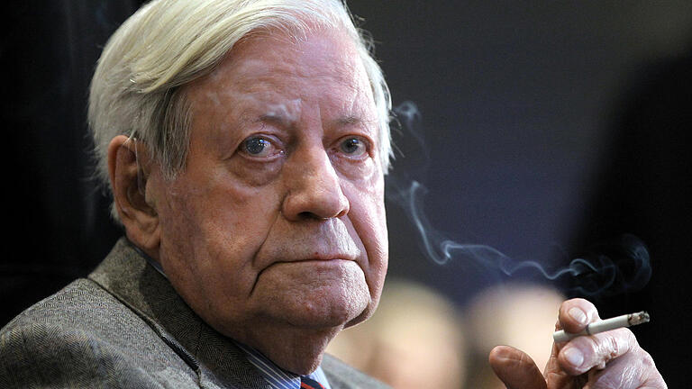 Schmidt auf Intensivstation       -  Alt-Bundeskanzler Helmut Schmidt (Archivbild 2010) war in seinem Leben auch schon das ein oder andere Mal in Mainfranken unterwegs. Die Bilder seiner Besuche.