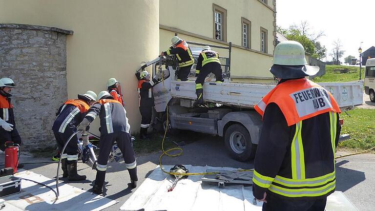 Frontal gegen das Auber Schloss gekracht       -  Ein 49-Jähriger war auf der Straße &bdquo;Am Angersberg&ldquo; ortseinwärts unterwegs. Wegen zu hohen Tempos verlor er in einer Rechtskurve die Kontrolle über seinen Mercedes-Laster.