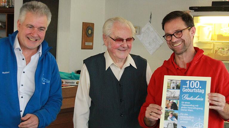An seinem 100. Geburtstag ernannten die Segelflieger Alfred Hock zum Ehrenmitglied. Links Vorsitzender Burkhard Vogel, rechts sein Stellvertreter André Weber. An seinem 100. Geburtstag ernannten die Segelflieger Alfred Hock zum Ehrenmitglied. Links Vorsitzender Burkhard Vogel, rechts sein Stellvertreter André Weber.
