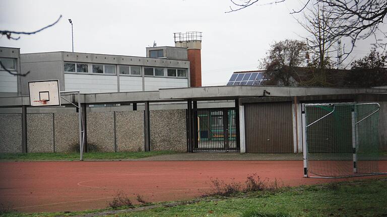 Trostlos wie die leerstehende Schule in Unterspiesheim, an deren Stelle sich nicht wenige den Neubau der Kolitzheimer Grundschule wünschen, erscheint die aufflammende Debatte über den Gemeinderatsbeschluss zum künftigen Schulstandort.