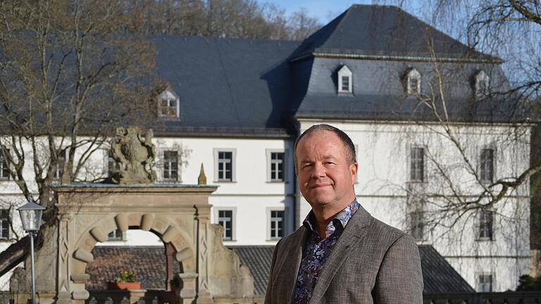 Das geplante Bildungszentrum ist für Rainer Waldvogel, den Gesamtleiter in Maria Bildhausen, ein Glücksfall. Im Hintergrund das Konventgebäude, das für das neue Projekt genutzt wird.