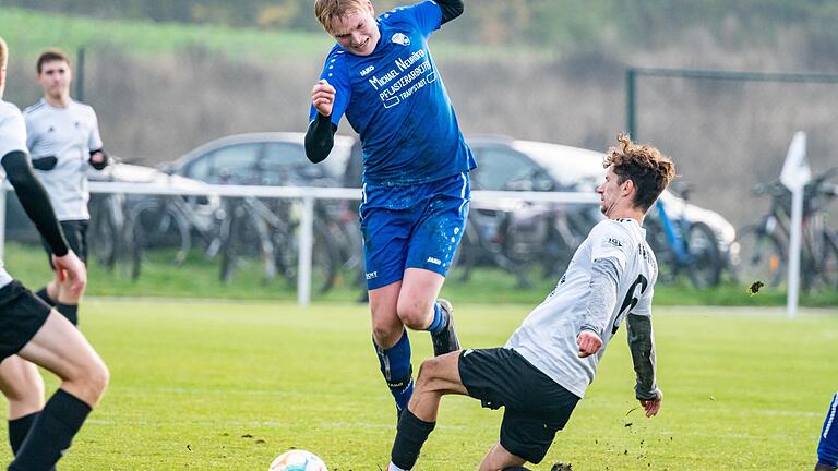 Niklas Bauer (in Blau) und der TSV Trappstadt rüsten am Karsamstag zum Grabfeld-Derby gegen den TSV Großbardorf II, das ganz im Zeichen des Abstiegskampfes steht.