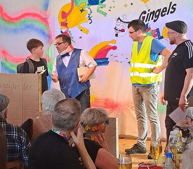 Eine tolle Party mit Sketchen, Tanz und Gesang: Kein Auge blieb trocken beim Ginolfser Büttenabend Eine tolle Party mit Sketchen, Tanz und Gesang: Kein Auge blieb trocken beim Ginolfser Büttenabend