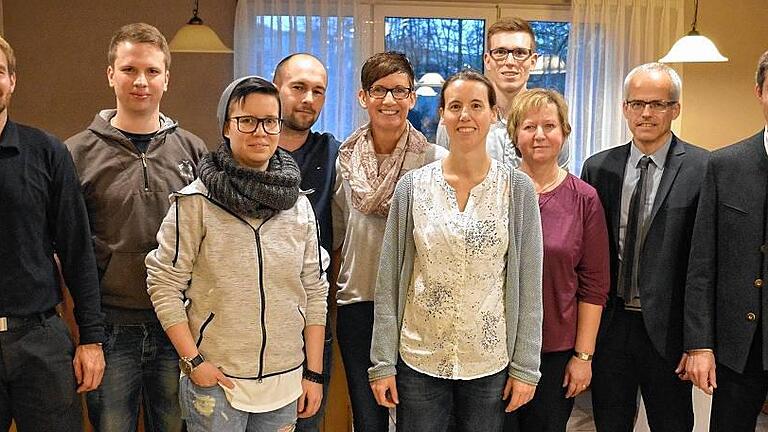 .21 Mitglieder geehrt: Die Vorstandschaft des TSV Karlburg ehrte Mitglieder für ihre 20- und 30-jährige Vereinszugehörigkeit. Foto: Robert Emsden