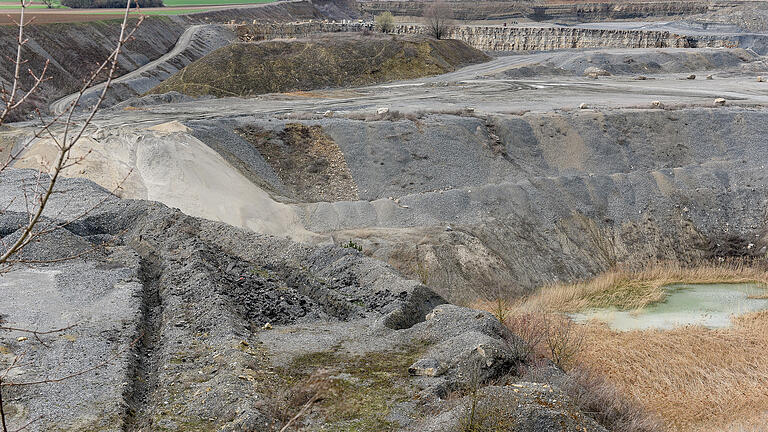 Zum Schotterwerk in Aub gehört ein 47 Hektar großer Steinbruch, der für die Landwirtschaft rekultiviert werden soll. Foto: Thomas Obermeier