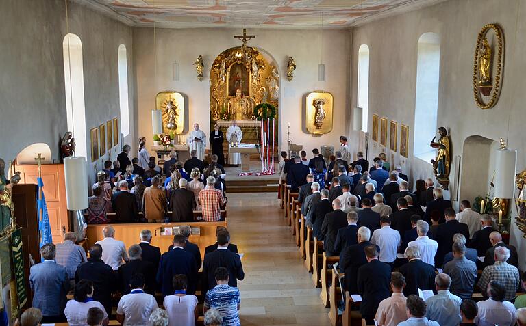 Mit einem festlichen Gottesdienst in der Pfarrkirche St. Bartholomäus in Stammheim begann der Siebenertag der Feldgeschworenengruppe "Schweinfurt Süd". Mit einem festlichen Gottesdienst in der Pfarrkirche St. Bartholomäus in Stammheim begann der Siebenertag der Feldgeschworenengruppe "Schweinfurt Süd".