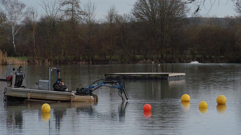 Mit diesem Amphibienfahrzeug, das mit einer Saugpumpe ausgerüstet ist, wird die Säuberung des Irmelshäuser Badesees bewerkstelligt.&nbsp;