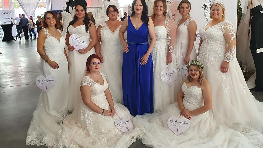 Brautkleid Curvy Brides Feenzauber       -  Linda Hofmann (im blauen Kleid) ist Inhaberin des Ateliers Feenzauber in Giebelstadt, das auf Curvy Brides spezialisiert ist. Die Vielfalt der Brautmode präsentiert sie hier bei einer Messe im Gleis 13 in Niederlauer.