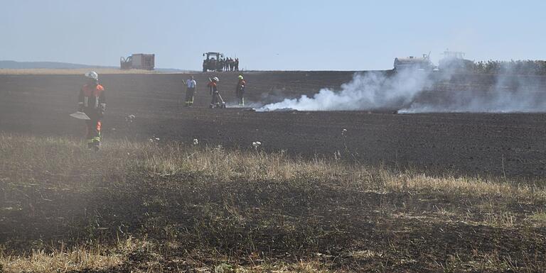 Beim Brand bei Järkendorf suchte die Feuerwehr nach dem Ablöschen noch nach Glutnestern und löschte diese ebenfalls ab.