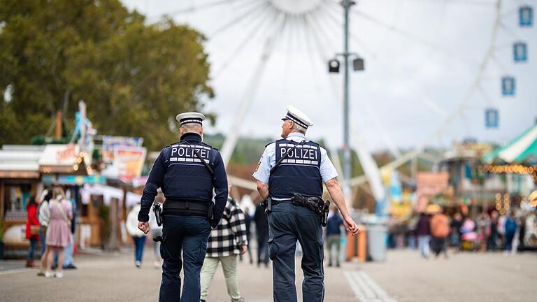 177. Cannstatter Volksfest       -  Hunderte Polizeibeamte sichern das Volksfest.