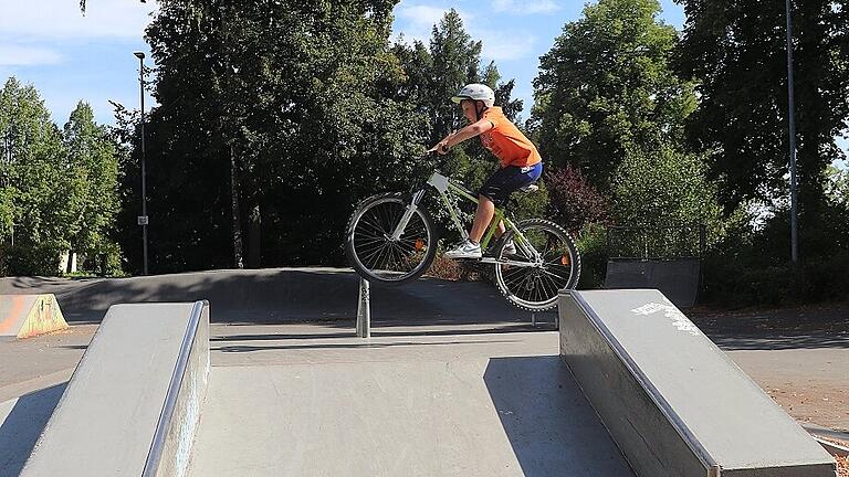 Lukasz, 10 Jahre alt, aus Kitzingen fährt am Skatepark gerne über die Hügel oder praktiziert Bunny Hops, wie hier auf der Rampe.