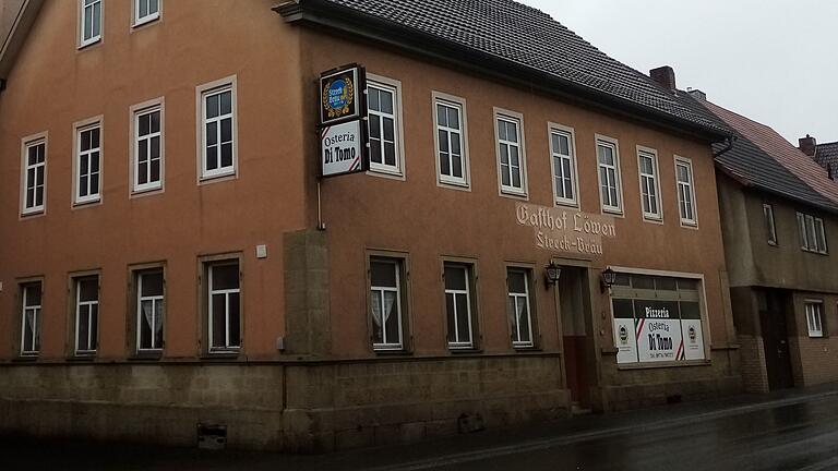 Die Gemeinde Stockheim hat im Sommer 2022 das leerstehende Gasthaus 'Zum Löwen' gekauft.