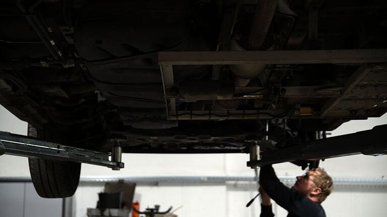 Autowerkstatt       -  Wegen Ersatzteilpreise beim Auto könnten sich auch die Versicherungsprämien von Autohaltern erhöhen (Archivfoto).