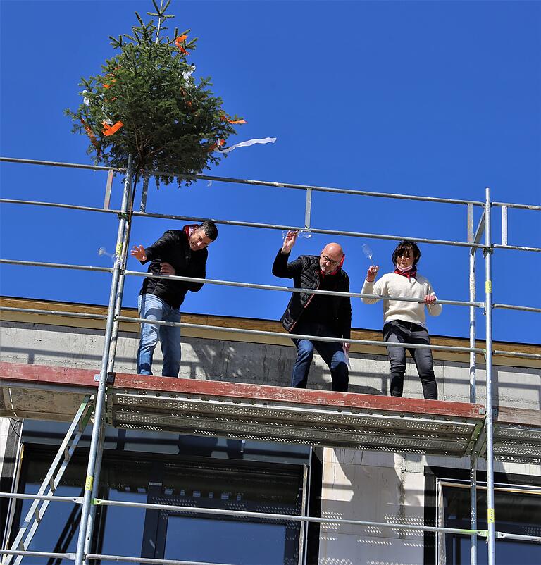Traditioneller Richtspruch auch bei einem Flachdachbau: Bauunternehmer Hubert Liebstückel (Mitte) in Aktion. Traditioneller Richtspruch auch bei einem Flachdachbau: Bauunternehmer Hubert Liebstückel (Mitte) in Aktion.