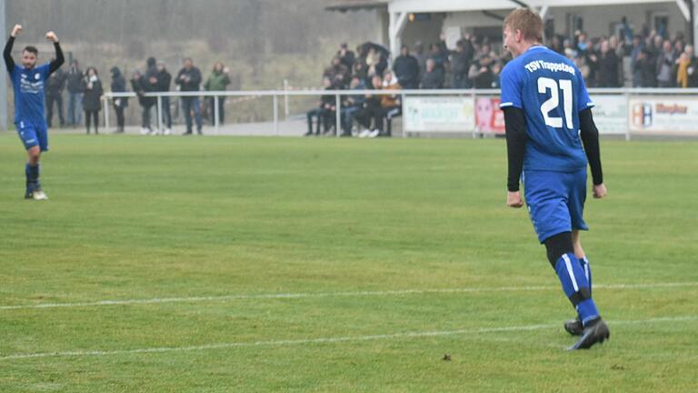 Niklas Bauer (rechts, TSV Trappstadt) schreit seine Freude über das Tor zum 3:0 gegen den TSV Münnerstadt heraus.