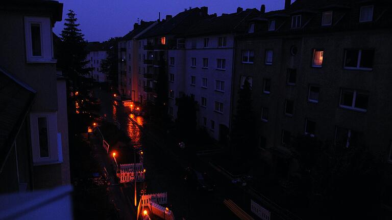 Wenn die Lichter plötzlich ausgehen. Im Juli 2011 traf ein Stromausfall ganz Hannover. Nur die akkubetriebenen Lampen einer Baustelle spendeten noch etwas Licht.