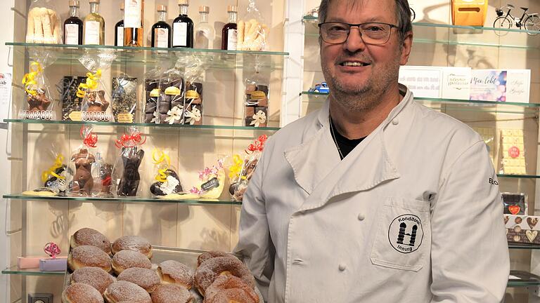 Herbert Häcker mit einer Krapfenauswahl in seiner Konditorei in Bad Königshofen. Eine besondere Vorliebe hat er für Krapfen mit Hiffenmark-Füllung. Herbert Häcker mit einer Krapfenauswahl in seiner Konditorei in Bad Königshofen. Eine besondere Vorliebe hat er für Krapfen mit Hiffenmark-Füllung.