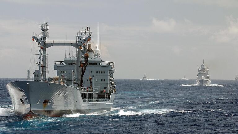 Die Tage der Tanker 'Spessart' und 'Rhön' sind gezählt. Unser Archivbild zeigt die 'Rhön' im NATO-Verbund im Atlantik. Die Tage der Tanker 'Spessart' und 'Rhön' sind gezählt. Unser Archivbild zeigt die 'Rhön' im NATO-Verbund im Atlantik.